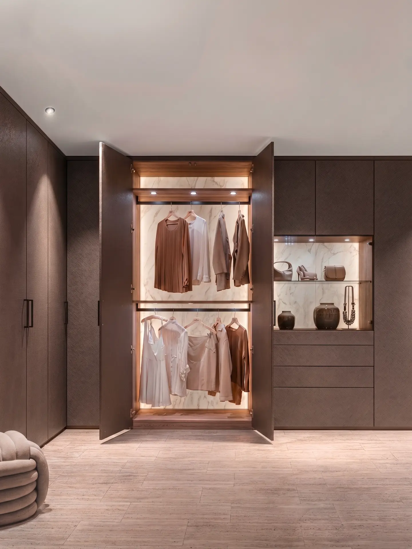 Drehtürenschrank in Marmoroptik