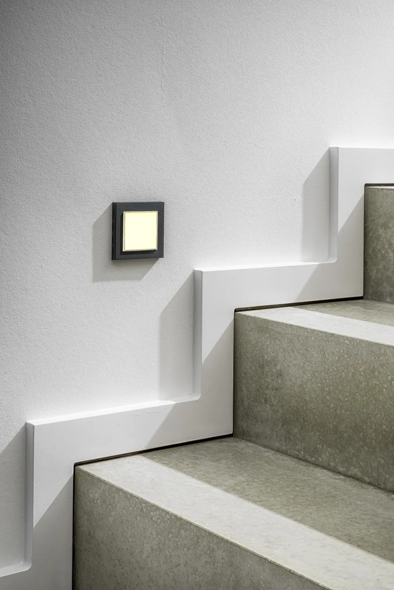 Treppe mit umlaufender Sockelleiste und Lichtdetail