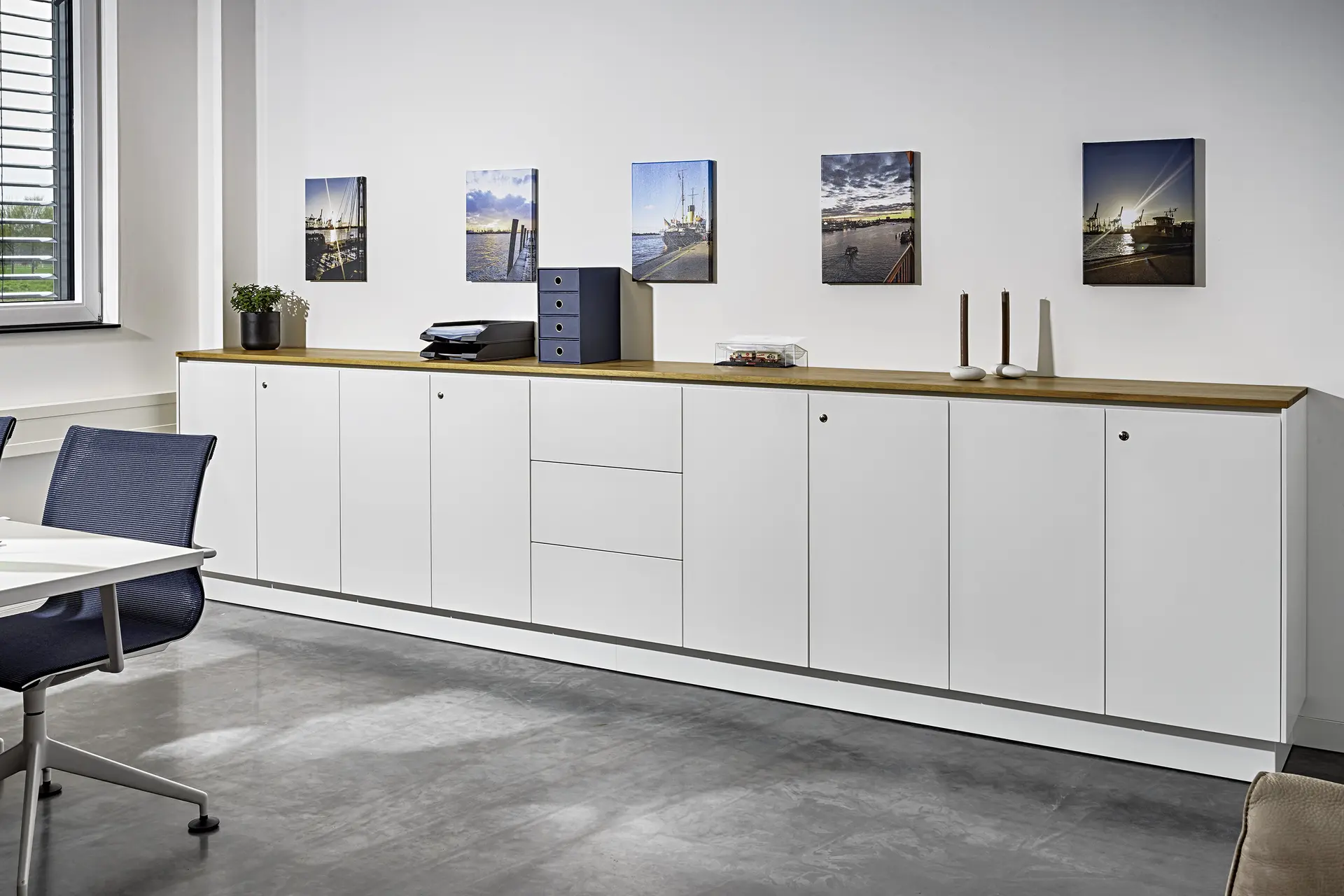 Sideboard mit Eichenplatte im Büro